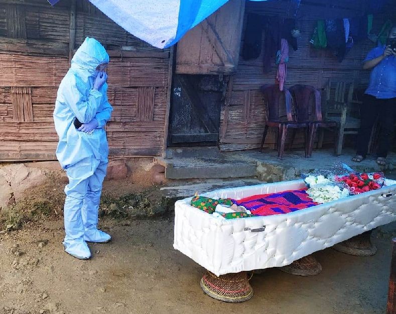 B.Yaji Chang  saying his last goodbye to his father.